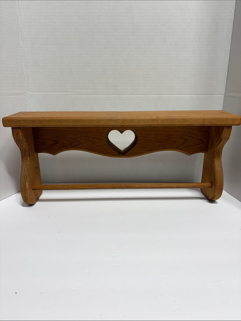 VTG Wooden Heart Accent Wall Shelf with towel bar